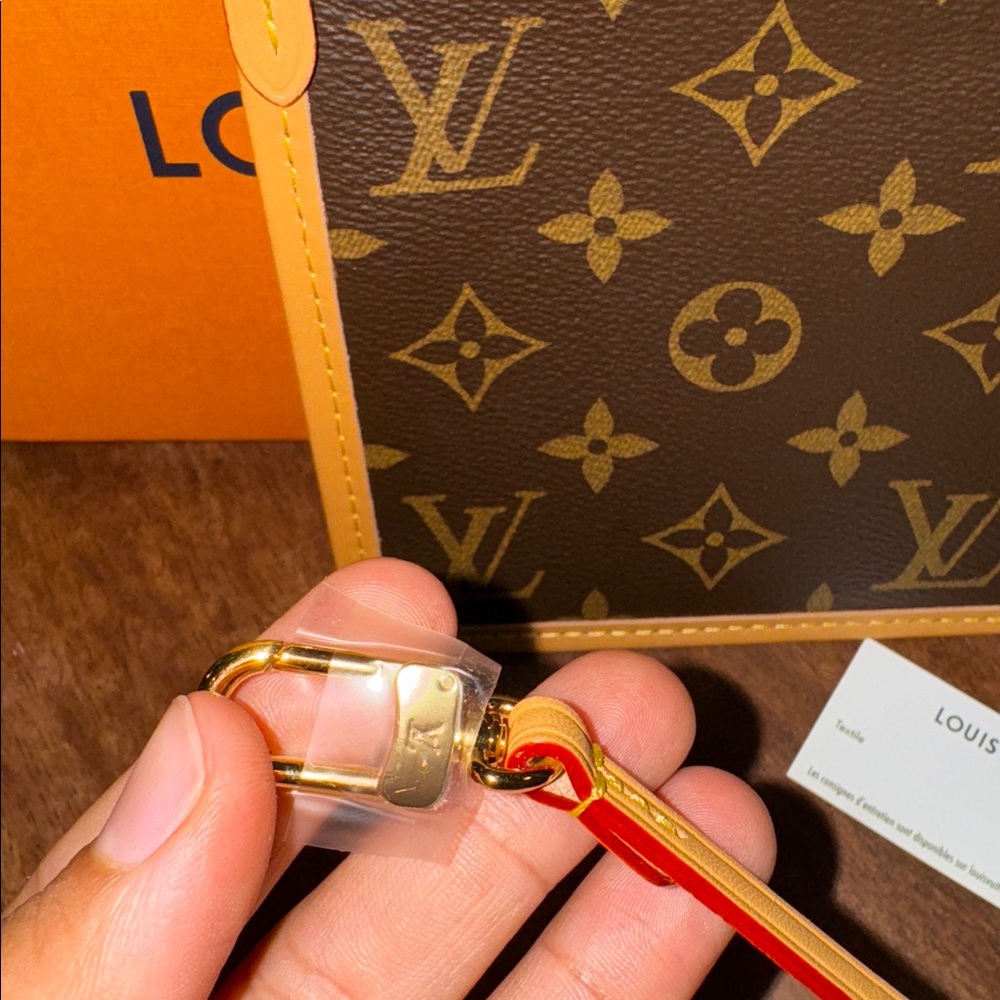 Louis Vuitton Monogram carryall pm wristlet - Picture 5 of 10